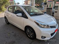 Usata Toyota Yaris 90 CV (66 kW) 2014 Bianco Utilitaria