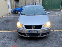 Usado VW Polo 94 CV (69 kW) 2006 Gris Utilitario