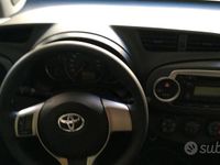 Usata Toyota Yaris Active 90 CV (66 kW) 2013 Bianco Utilitaria