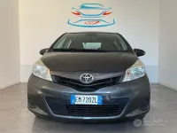 Usata Toyota Yaris Lounge 69 CV (50 kW) 2012 Grigio Utilitaria