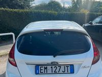 Usata Ford Fiesta 69 CV (50 kW) 2012 Bianco Utilitaria