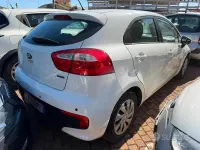 Usata Kia Rio 75 CV (55 kW) 2015 Bianco Berlina