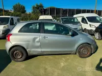 Usata Toyota Yaris 84 CV (61 kW) 2006 Grigio Berlina