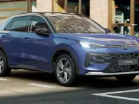 Nuova VW T-Roc Life 150 CV (110 kW) 2026 Celestial blue metallizzato ne SUV