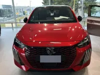 Usata Peugeot e-208 GT 61 kW (84 CV) 2025 Rosso Utilitaria