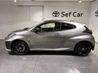 Usata Toyota Yaris 280 CV (205 kW) 2024 Grigio Utilitaria