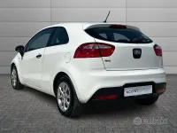 Usata Kia Rio EX 86 CV (63 kW) 2012 Bianco Berlina