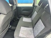Usata Ford Fiesta Ghia 68 CV (50 kW) 2005 Grigio Utilitaria