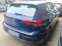 Usata VW Golf VIII Life 131 CV (96 kW) 2022 Blu Berlina
