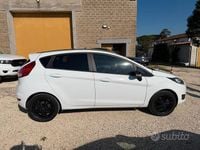 Usata Ford Fiesta 101 CV (74 kW) 2015 Bianco Berlina