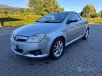 Usata Opel Tigra Sport 69 CV (50 kW) 2009 Grigio Cabrio
