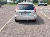 Usata Ford Fiesta 75 CV (55 kW) 2006 Grigio Utilitaria