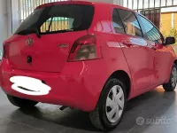Usata Toyota Yaris Sol 69 CV (50 kW) 2007 Rosso Utilitaria