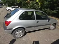 Usata Ford Fiesta Ghia 75 CV (55 kW) 2001 Grigio Utilitaria