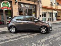 Usata Toyota Yaris Lounge 69 CV (50 kW) 2015 Grigio scuro Utilitaria