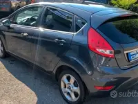 Usata Ford Fiesta 75 CV (55 kW) 2010 Grigio Berlina