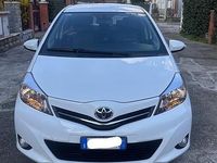 Usata Toyota Yaris Lounge 90 CV (66 kW) 2014 Bianco Utilitaria