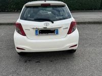 Usata Toyota Yaris 90 CV (66 kW) 2012 Bianco Utilitaria