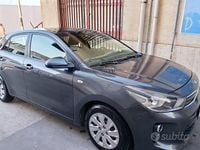 Usado Kia Rio 84 HP (61 kW) 2017 Cinzento Citadino