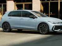 Nuova VW Golf VIII R-line Plus 150 CV (110 kW) 2026 Crystal ice blue metallizzato