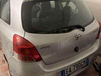 Usata Toyota Yaris 90 CV (66 kW) 2010 Grigio Utilitaria
