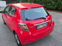 Usata Toyota Yaris Lounge 69 CV (50 kW) 2014 Rosso Utilitaria