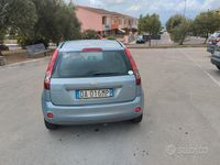 Usata Ford Fiesta Ghia 68 CV (50 kW) 2006 Blu Utilitaria