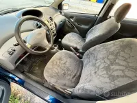 Usata Toyota Yaris 68 CV (50 kW) 2001 Bluazzurro Berlina