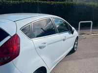 Usata Ford Fiesta 69 CV (50 kW) 2012 Bianco Utilitaria
