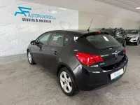 Usata Opel Astra Cosmo 125 CV (91 kW) 2011 Nero Berlina