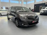 Usata Toyota Yaris Lounge 99 CV (72 kW) 2014 Grigio Utilitaria