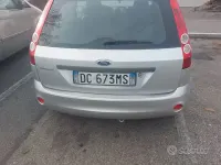 Usata Ford Fiesta Ghia 75 CV (55 kW) 2002 Grigio Utilitaria