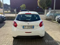 Usata Peugeot 208 Active 68 CV (50 kW) 2013 Bianco Utilitaria