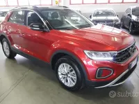 Usata VW T-Roc Life 110 CV (80 kW) 2023 Rosso SUV