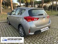 Usata Toyota Auris Hybrid 99 CV (72 kW) 2014 Grigio Berlina
