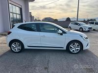 Używany Renault Clio V Business 91 KM (66 kW) 2021 Biały Sedan/Limuzyna
