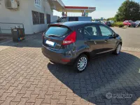 Usata Ford Fiesta Titanium 82 CV (60 kW) 2010 Grigio Berlina