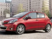 Usata Toyota Yaris Style 99 CV (72 kW) 2012 Grigio Utilitaria