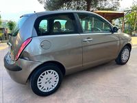 Usado Lancia Ypsilon 70 HP (51 kW) 2006 Cinzento Citadino