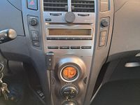 Usata Toyota Yaris Sol 90 CV (66 kW) 2011 Grigio Utilitaria