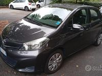 Usata Toyota Yaris Lounge 69 CV (50 kW) 2012 Grigio Utilitaria