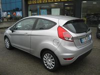 Usata Ford Fiesta 75 CV (55 kW) 2015 Argento Berlina