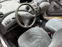 Usata Toyota Yaris 68 CV (50 kW) 2000 Grigio Utilitaria