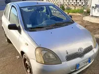 Usata Toyota Yaris 68 CV (50 kW) 2000 Grigio Berlina