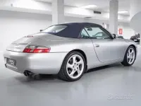 Usata Porsche 911 Carrera 4 Cabriolet 300 CV (220 kW) 2000 Vernice argento metallizzato Cabrio