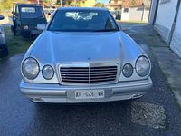 Usata Mercedes E230 Elegance 149 CV (109 kW) 1996 Argento Berlina