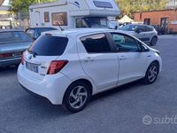 Usata Toyota Yaris Hybrid Active 73 CV (53 kW) 2016 Bianco Berlina