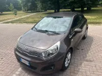 Usata Kia Rio 75 CV (55 kW) 2013 Marrone Berlina