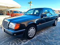 Usata Mercedes E200 122 CV (89 kW) 1990 Grigio Berlina