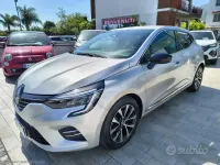 Begagnad Renault Clio V Techno 101 HK (74 kW) 2023 Grå Sedan